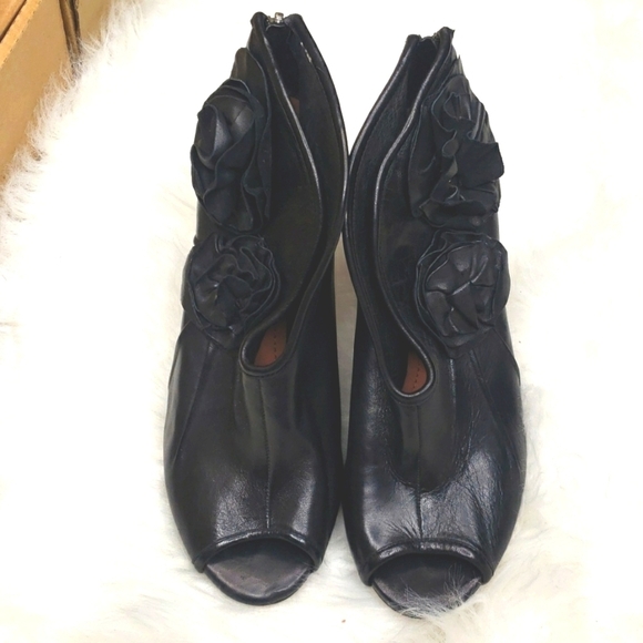 Vince Camuto Alta Black Leather Heels Size 6.5 Rosette Details Peep Toe - Picture 8 of 13